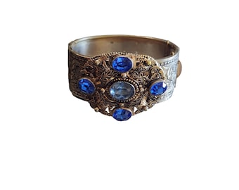 Beautiful Vintage Czech Style Glass Embossed Bangle Bracelet (A2474)