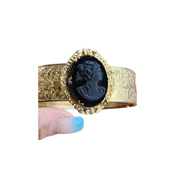 Vintage Embossed Glass Cameo Bangle Bracelet (A41… - image 2