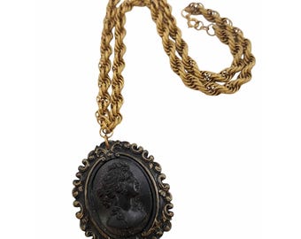 Glass And Resin Cameo Pendant Necklace (A5750)