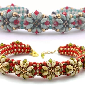 Puede incluir: Dos pulseras de cuentas con un diseño floral. La pulsera superior es verde, blanca y roja. La pulsera inferior es roja, blanca y verde.