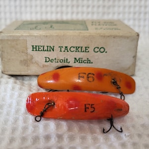 Vintage Circa 1940s Helin Flatfish Lot of 2 Lures F5, F6 Double Treble Hook Orange With Red Spots Great Condition In Original Box