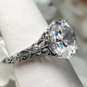 Anillo de piedra preciosa blanca en plata de ley con circonita blanca de corte ovalado de 4 quilates, topacio natural y moissanita. Filigrana floral medieval [Hecho a pedido] Diseño n.° 173