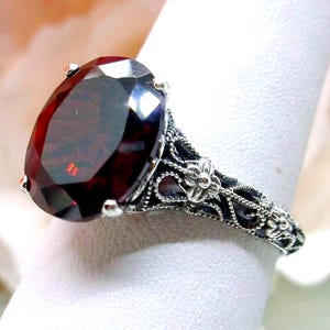 Anillo de granate con circonita cúbica, gema de corte ovalado de 4 quilates con filigrana floral medieval en plata de ley [Hecho a pedido] Diseño n.° 173