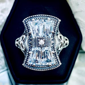 Anillo de circonitas brillantes / Circonitas cúbicas rectangulares adornadas con lazo de plata esterlina, filigrana Art Deco, resistente [Hecho a pedido] Diseño Versalles n.° 595