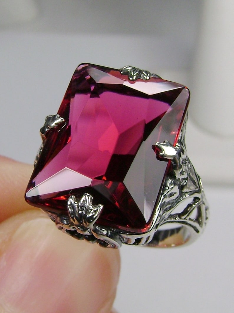 Rubinring - Storlek 6/ Rektangulär 10ct Simulerad Röd Ädelsten med Art Deco-lövfiligran i Sterlingsilver [I lager] Design#15 bild 1