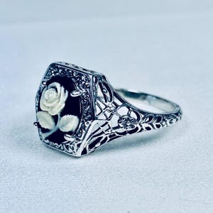 Anillo con camafeo en rosa blanca y negra / Elige colores, estilo victoriano de filigrana en plata de ley / Estilo romántico vintage [Hecho a pedido] Diseño n.° 417