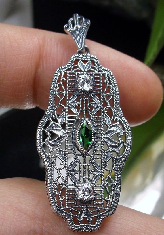 Simulated emerald necklace online