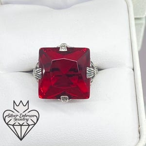 Anello con rubino rosso, taglia 7 / Argento sterling / Quadrato 12 ct Rubino rosso simulato Filigrana floreale vittoriana [Disponibile] Design n. 77