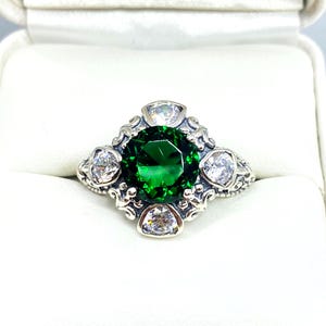 Anillo de esmeralda y circonita cúbica con circonitas cúbicas o moissanita en filigrana de plata esterlina con flor de lis [Hecho a pedido] Diseño n.° 138