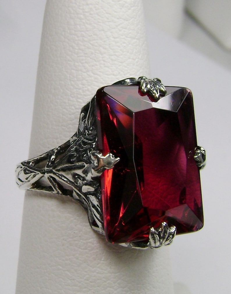 Rubinring - Storlek 6/ Rektangulär 10ct Simulerad Röd Ädelsten med Art Deco-lövfiligran i Sterlingsilver [I lager] Design#15 bild 2
