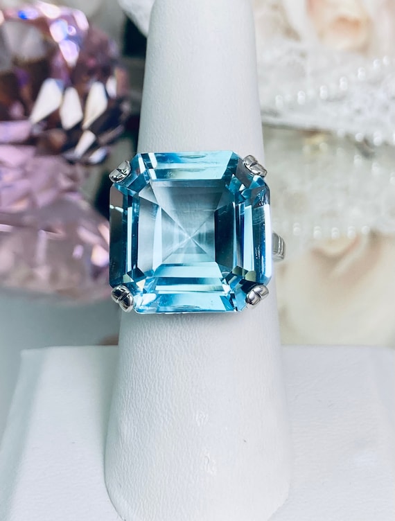 Sterling silver blue topaz ring. Sterling silver blue topaz ring.