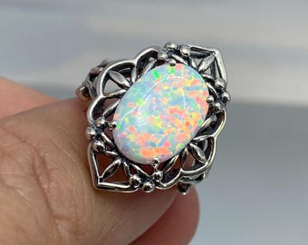 Anillo de ópalo sintético blanco talla 9.5 / Plata de ley / Gema ovalada de ópalo sintético con filigrana gótica [En stock] Diseño n.° 98