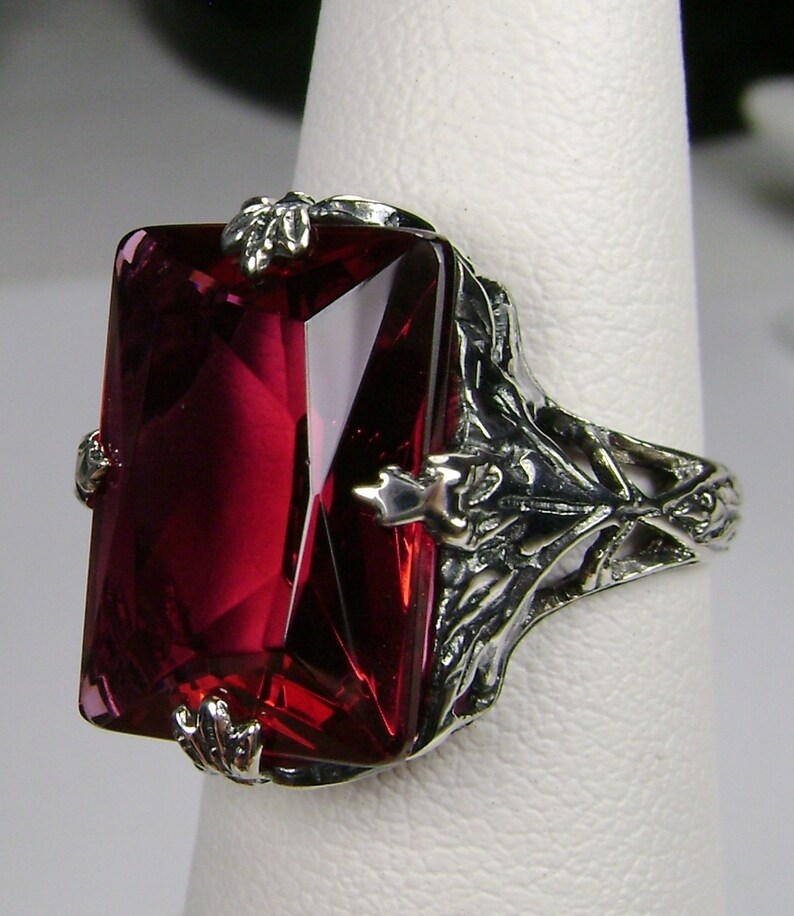Rubinring - Storlek 6/ Rektangulär 10ct Simulerad Röd Ädelsten med Art Deco-lövfiligran i Sterlingsilver [I lager] Design#15 bild 5