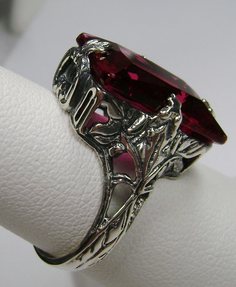 Rubinring - Storlek 6/ Rektangulär 10ct Simulerad Röd Ädelsten med Art Deco-lövfiligran i Sterlingsilver [I lager] Design#15 bild 3