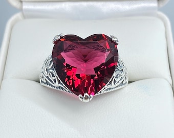 Anillo de rubí rojo / Talla 9 / Plata de ley 925, gema roja simulada de 10 ct, filigrana de corazón gótico [En stock] Diseño n.° 132