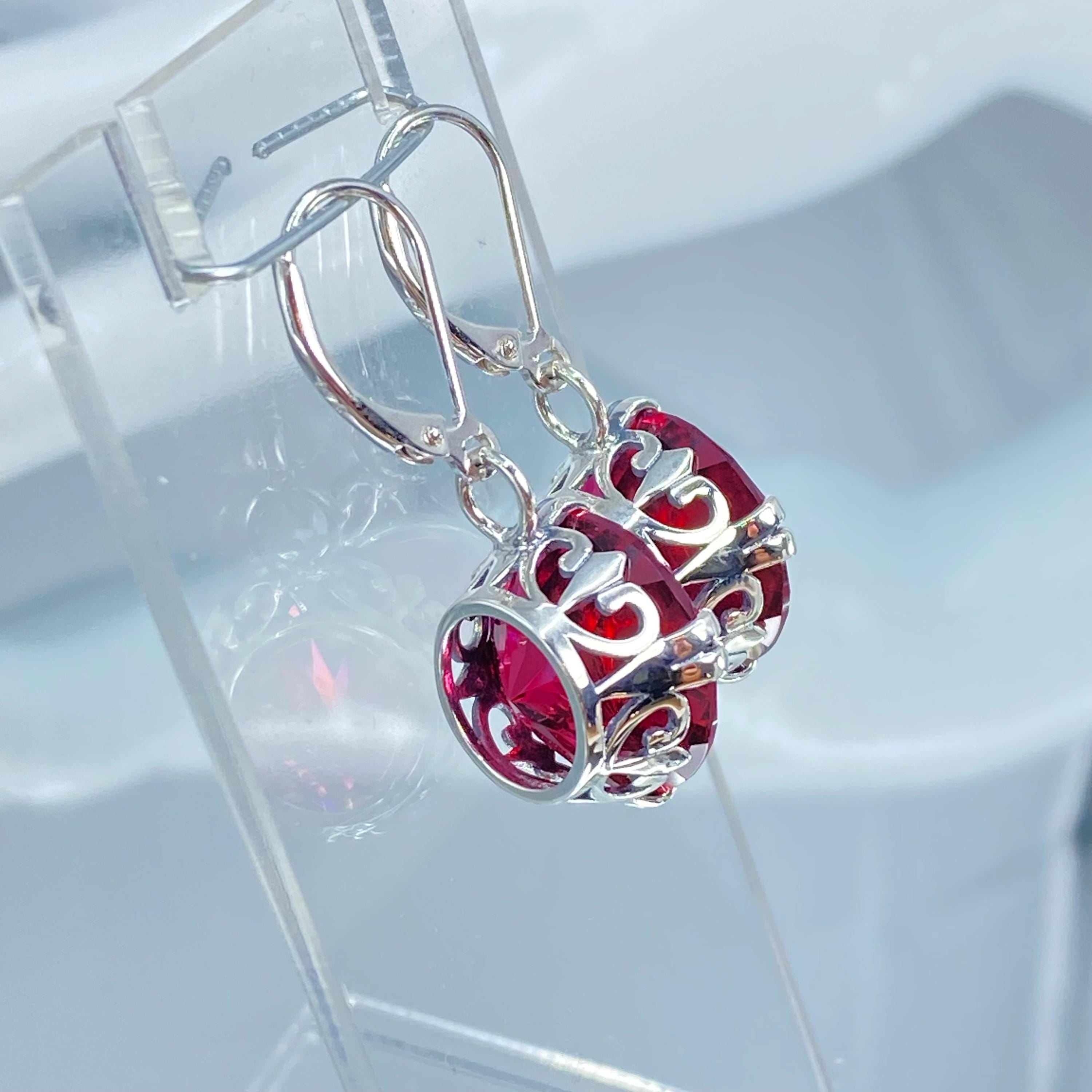 Orecchini A Perno In Argento 935 Con Rubino Rosso Simulato - Fiore Di Prugna - Meera Jewelers