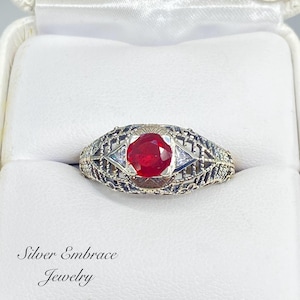 Natürlicher Rubin Ring, Größe 8 / Natürlicher Rubin mit weißen CZ Dreieck-Akzenten, Sterling Silber Art Deco Filigran [Auf Lager] Design#235