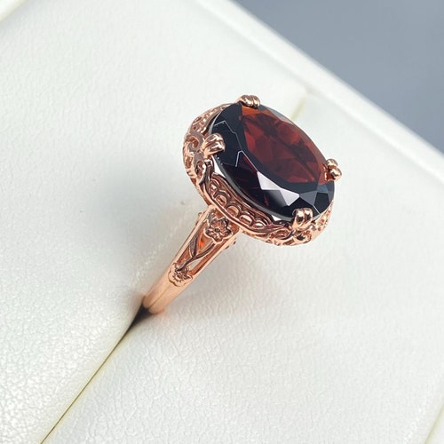 Bague grenat rouge édouardienne au design ancien • Argent sterling 925 plaqué or rose • Gemme ovale de 5 ct • Filigrane floral • Fabriqué sur commande | D#70z