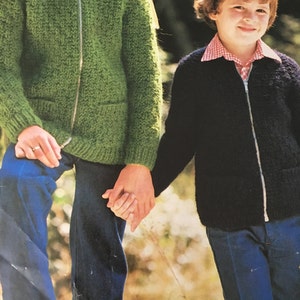 Modello a maglia per bambini, ragazze e ragazzi, cardigan con cerniera Aran 22-32&quot; PDF vintage