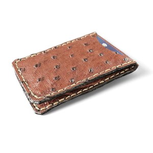 Cartera de piel de avestruz de primera calidad hecha a mano / Almendra con plumas negras / Cartera / Cartera cosida a mano / Cartera de hombre / Cartera minimalista