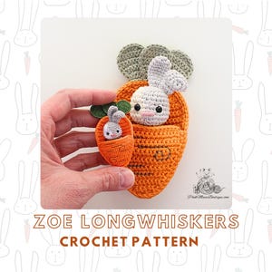 Puede incluir: Patrón de crochet para un conejito en una zanahoria. El conejito es blanco con orejas grises y una nariz rosa. La zanahoria es naranja y tiene hojas verdes. El patrón se llama "Zoe Long Whiskers Crochet Pattern".