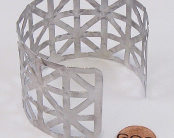 Bracelet - Bumpy Road Texture On Cut Out Pattern Aluminum Cuff (B251)