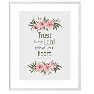 Może przedstawiać: Wzór do haftu krzyżykowego z motywem kwiatowym z różowymi kwiatami i zielonymi liśćmi. Tekst brzmi "Zaufaj Panu całym swoim sercem, Przysłów 3:5".