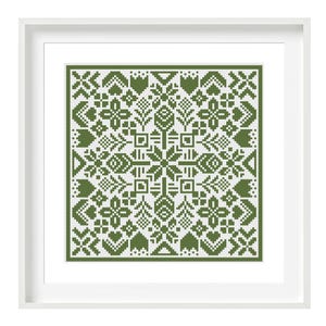 Puede incluir: Una taza de cerámica blanca con un asa negra y el texto "But First, Coffee" en negrita negra. La taza está sobre una superficie de madera. La taza mide 10 cm de alto.