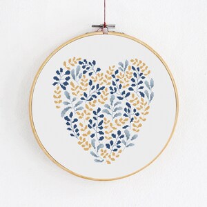 Herz Kreuzstich Muster in ukrainischen Farben, blaue und gelbe botanische Stickerei, moderne gezählte Tabelle, einfach botanisches Dekor