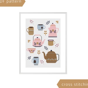 Può includere: Modello di punto croce con una varietà di teiere e tazze in rosa, marrone e blu con motivi floreali e cuori. Il modello è su uno sfondo bianco con alcuni rametti di bacche.