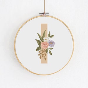 Letra I patrón de punto de cruz, Alfabeto grande con flores en estilo boho, Anuncio de nacimiento de niña, Decoración de nombre de niño, Arte de habitación de bebé DIY