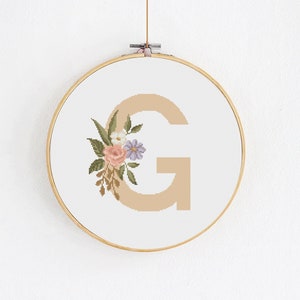Modèle de point de croix lettre G, initiale avec broderie de fleurs, décoration de style bohème moderne, faire-part de naissance bébé fille, tableau compté PDF