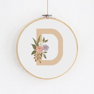 Patrón de punto de cruz D inicial floral, Alfabeto moderno con flores, Anuncio de nacimiento de niña, Decoración de arte de pared de aro de guardería, Manualidades de bricolaje
