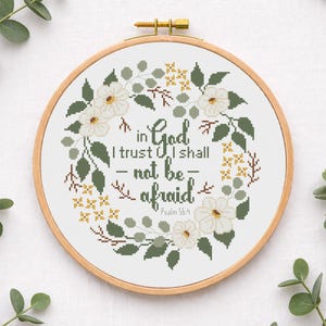 Patrón de punto de cruz cristiano, versículo bíblico Salmo 56:4, En Dios confío, no temeré, PDF de bordado moderno, archivo de corona floral