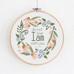Pode incluir: Um aro de bordado branco com um design de coroa de flores e o texto "não temas, porque eu estou contigo Isaías 41:10".