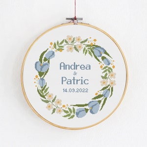 モダンなウェディングクロスステッチパターン、DIYパーソナライズされた花輪、花の刺繍結婚発表ステッチテンプレート、フープアート