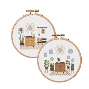 Può includere: Due motivi da ricamo in cerchio che rappresentano un soggiorno moderno di metà secolo con un mobile, piante e uno specchio. Il primo motivo ha una panca e il secondo un tappeto.