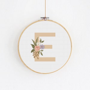 Patrón de punto de cruz de anuncio de nacimiento, Bordado moderno de niña, Monograma floral E, Inicial con flores, Aplhabet personalizado DIY PDF