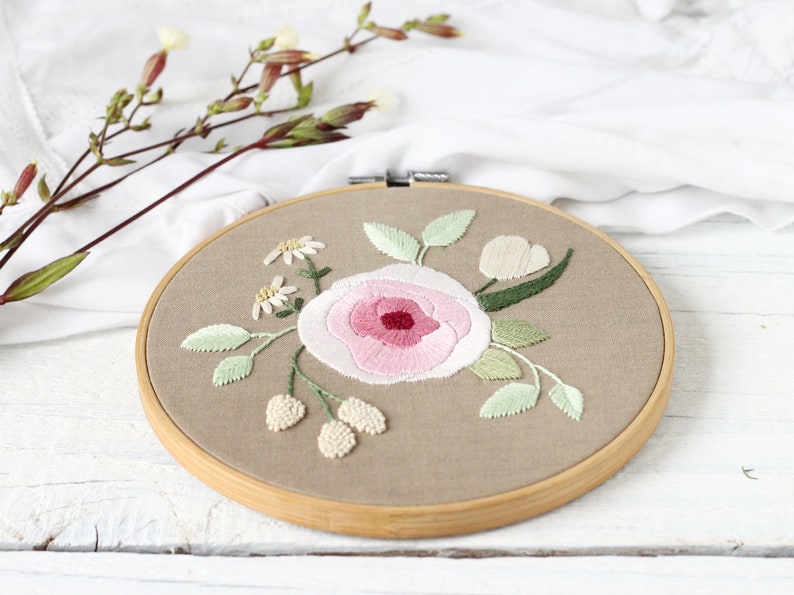 Handstickerei Muster, Romantischer Blumenstrauß mit Rose, Botanische DIY Dekoration, 15 cm Stickrahmen Wandkunst, PDF-Anleitung mit Fotos Bild 5