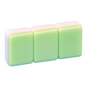 Pode incluir: Tr&ecirc;s pe&ccedil;as retangulares de mahjong dispostas numa fila horizontal. Cada pe&ccedil;a apresenta uma superf&iacute;cie frontal lisa de cor verde claro com uma base branca s&oacute;lida, caracterizada por cantos arredondados e um acabamento brilhante e uniforme.
