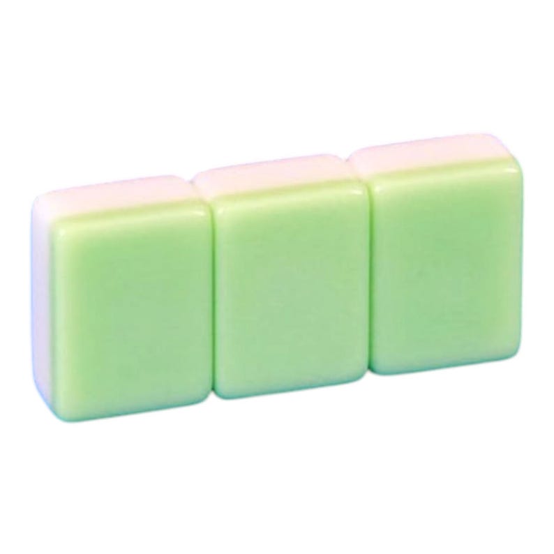Pode incluir: Tr&ecirc;s pe&ccedil;as retangulares de mahjong dispostas numa fila horizontal. Cada pe&ccedil;a apresenta uma superf&iacute;cie frontal lisa de cor verde claro com uma base branca s&oacute;lida, caracterizada por cantos arredondados e um acabamento brilhante e uniforme.