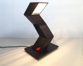 Zig Zag design lamp, Z lite, Dennis Chan Shui-lun, desk lamp, table lamp, sculpture light, Memphis era