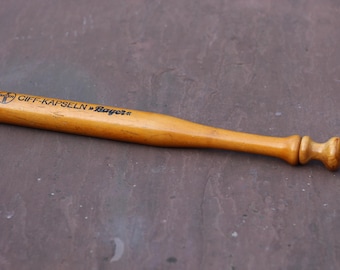 Objet vétérinaire vintage, collection vétérinaire, pousse-pilules, chevaux, vaches, Bayer - Allemagne, bois, années 1950