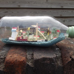 Vintage-Flaschenschiff, nostalgisches Flaschensegelschiff, nautisches Souvenir, Volkskunst