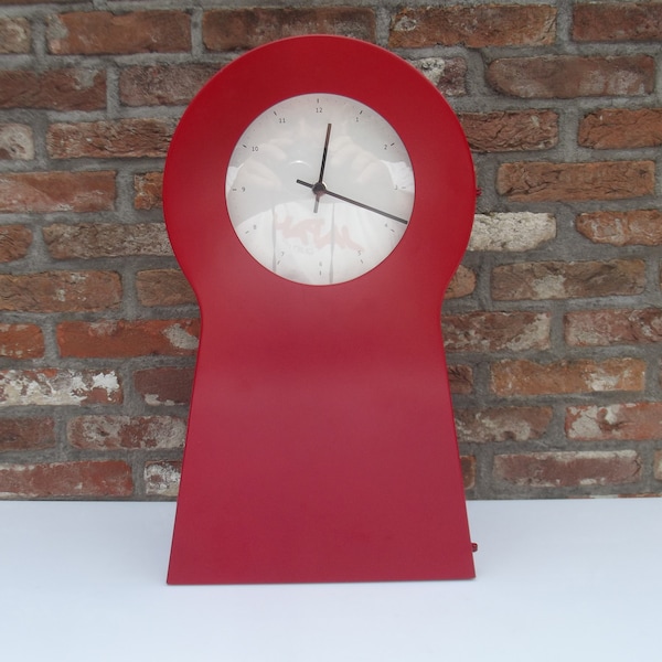 Horloge design rouge Ikea, armoire, armoire de rangement, armoire à pharmacie, horloge murale, horloge de table, série Ikea PS, designer Thomas Eriksson - modèle P5 - 1999