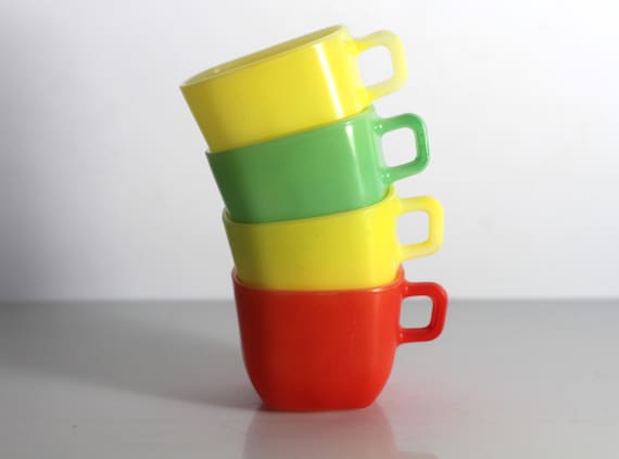 10 tasses et sous tasses opaline vert amande années 50