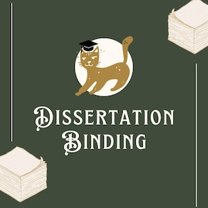 Op de afbeelding: Een donkergroene afbeelding met de woorden "Dissertation Binding" in een decoratief lettertype. Een cartoonkat met een afstudeerhoed staat in het midden, met stapels papier in de hoeken. De kat is bruin met witte vlekken.