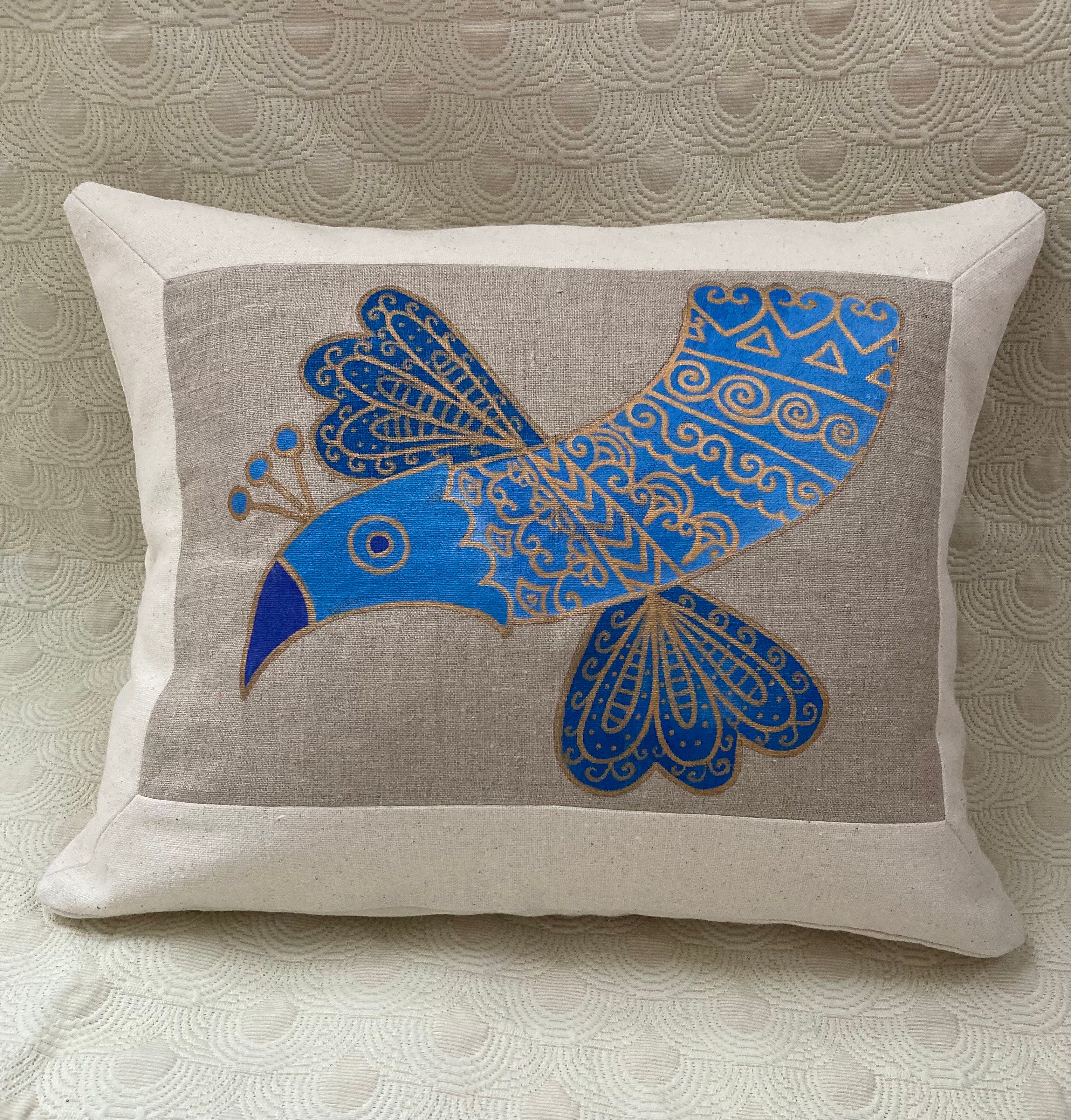 Coussin Lin Coton Naturel Peint Main Rectangulaire Peinture Nacrée Bleu et Or Oiseau Porte Bonheur C