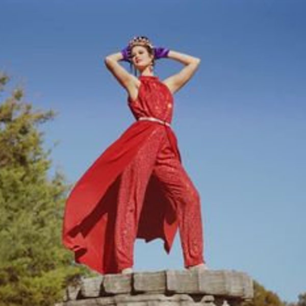 Combinaison à paillettes rouge avec poches et décolleté décolleté et jupe rouge