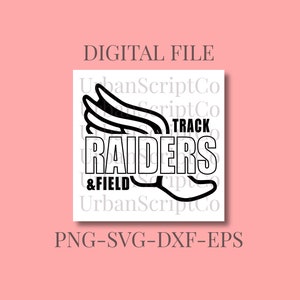 Puede incluir: Un archivo digital con un diseño de atletismo en blanco y negro. El diseño incluye las palabras "TRACK RAIDERS & FIELD" con un elemento alado y una zapatilla de correr. Los formatos de archivo son PNG, SVG, DXF y EPS.